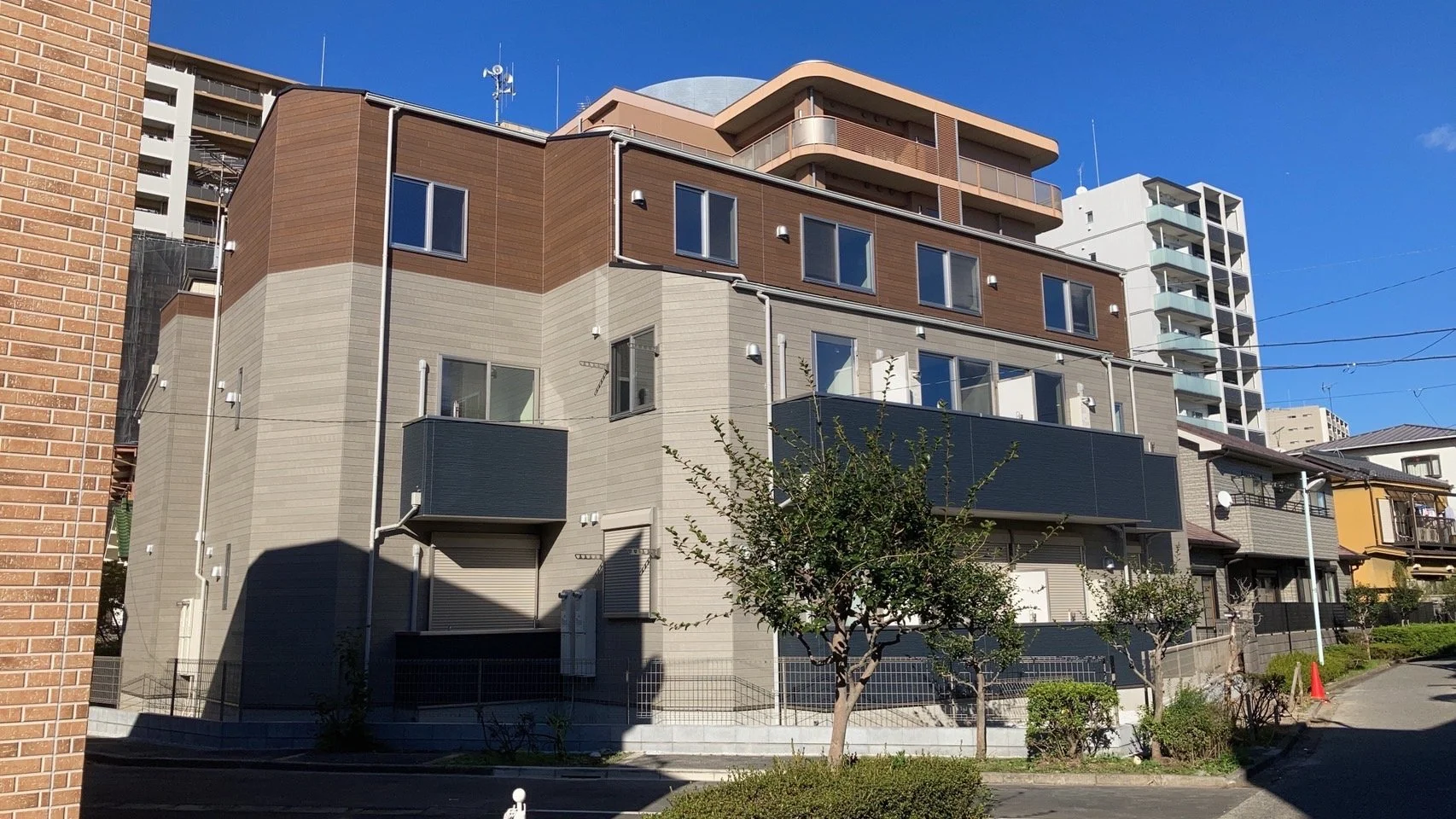 更地化された住宅地と隣接する二棟の建物跡