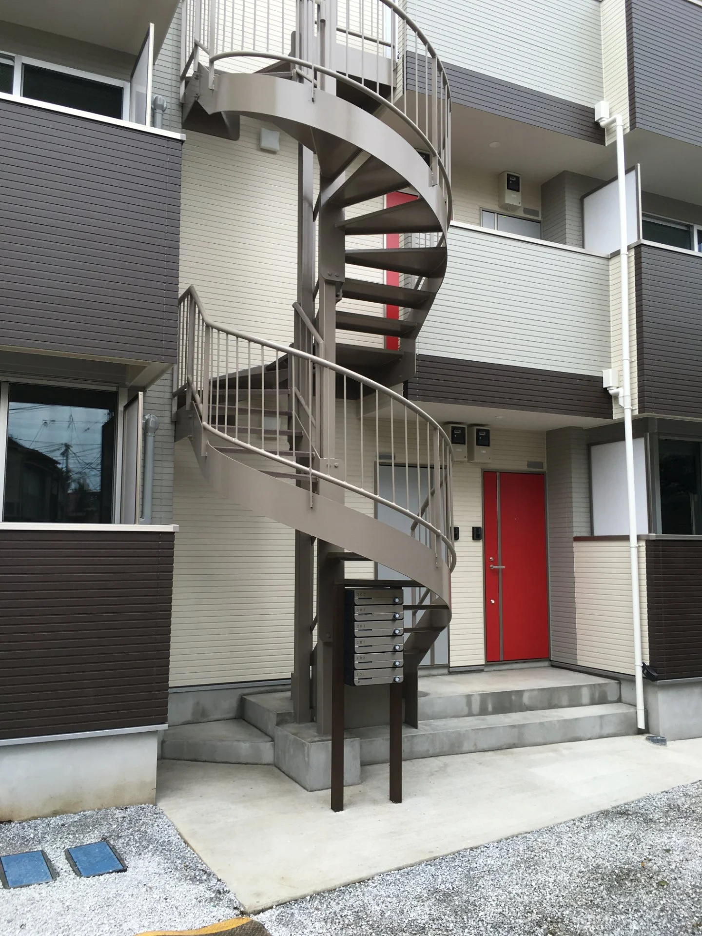 築年数を重ねた二階建て木造アパートの外観